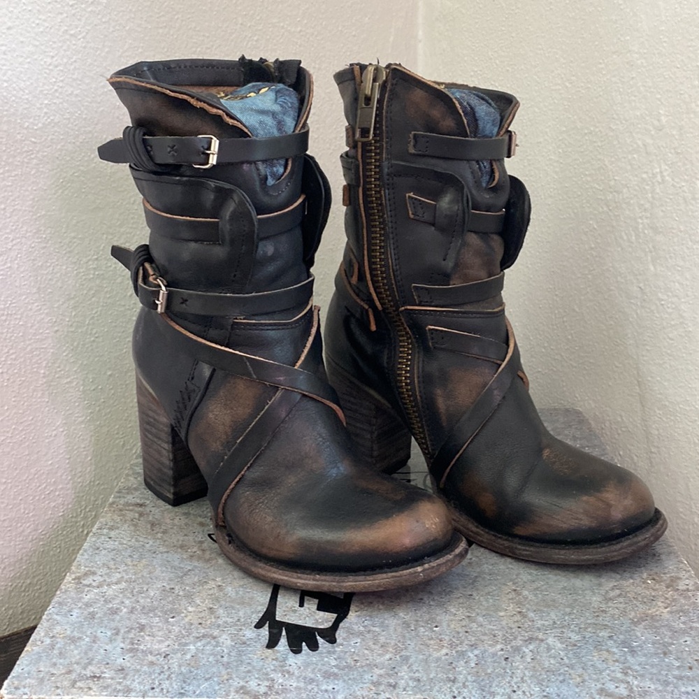 Super rare black baker boots size 7!